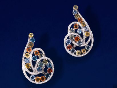 null Pair of openwork 750 thousandths white gold earrings, each with a scrolling...
