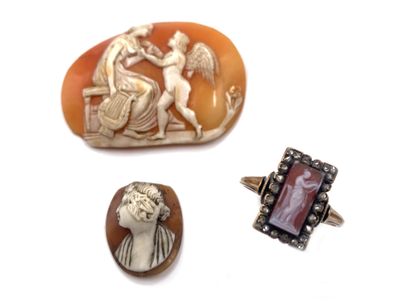 null Lot in 750 thousandths gold comprising three pins, a cameo ring set with rose-cut...