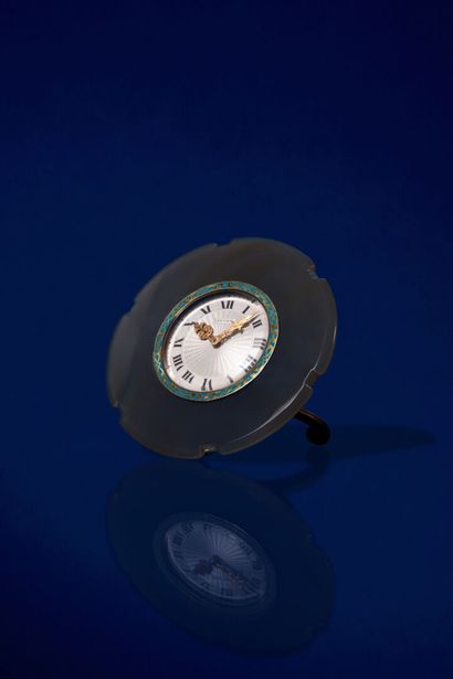null CARTIER
Agate table clock. Silvered guilloché dial with Roman numerals, railway...