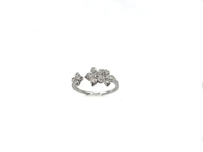 null DJULA
Open ring in 750 thousandths white gold, the ends decorated with flowers...