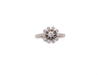 null Ring in 750 thousandths white gold, the center decorated with round brilliant-cut...