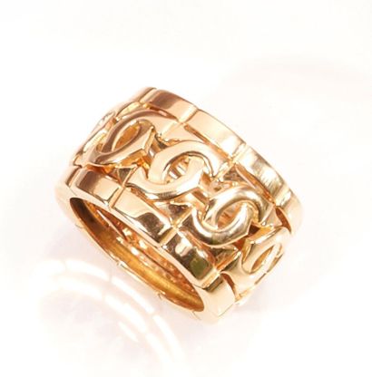 null CARTIER
Band ring in 750 thousandths yellow gold, the openwork center featuring...