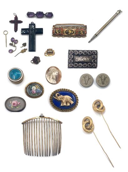 null Metal lot including cross pendants, rings, brooch, hat pin, motifs, miscellaneous...