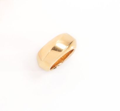 null POMELLATO
Band ring in 750-thousandths yellow gold, the center decorated with...