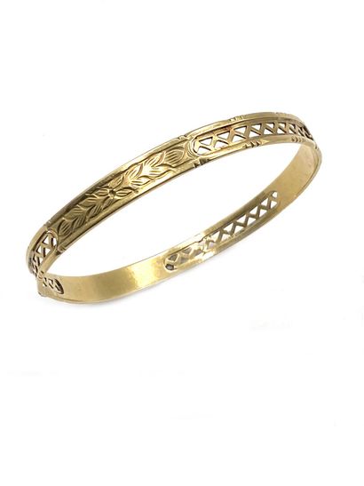 null Rigid bracelet in 750 thousandths yellow gold, openwork and engraved with foliage.
(Wear...