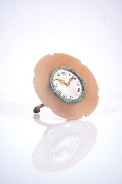 null CARTIER
Agate table clock. Silvered guilloché dial with Roman numerals, railway...