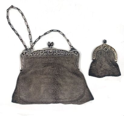 null Lot in 925 thousandths silver, including a bag and a purse with chain mail,...