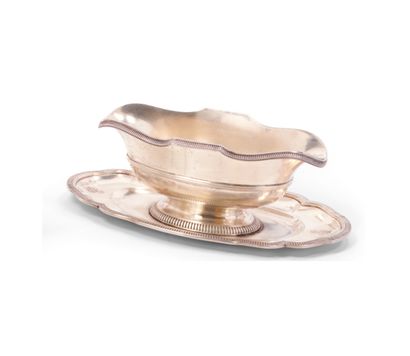 null Sauce boat in 950-milliliter silver on adherent tray, model with contours outlined...