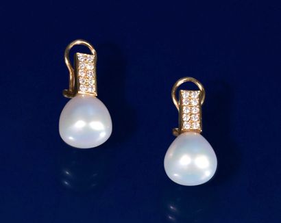 null Pair of earrings in 750 thousandths yellow gold, each set with a cultured pearl...