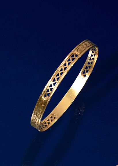null Bracelet rigide en or jaune 750 millièmes ajouré et gravé à décor de feuillages.
(Usures...