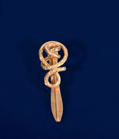 null Part of a chatelaine in 750 thousandths yellow gold with scrolling decoration.
Height:...