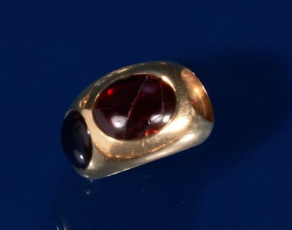 null POMELLATO, signed.
Ring in yellow gold 750 thousandths set with two cabochon...