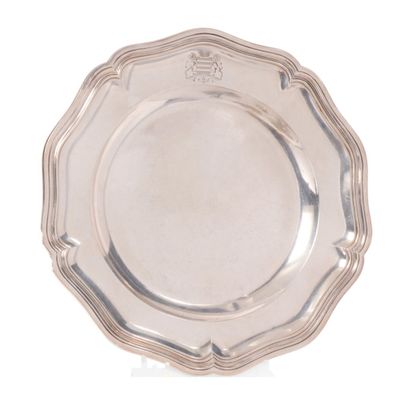 null Round dish in plain silver 950 thousandths, filets contours pattern, the wing...