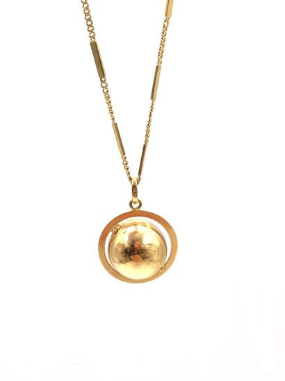 null Articulated necklace in 750 thousandths yellow gold, holding a world map as...