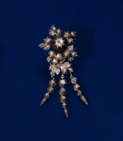 null 925 thousandths silver and 750 thousandths gold brooch with flower design adorned...