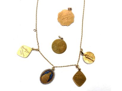 null Articulated necklace in yellow gold 750 thousandths holding four medals in pendants.
(One...