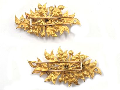 null Two 750 thousandth yellow gold lapel clips with foliage decoration, each set...