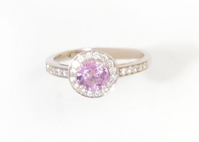 null Ring in 750 thousandths white gold with a central pink sapphire set in round...
