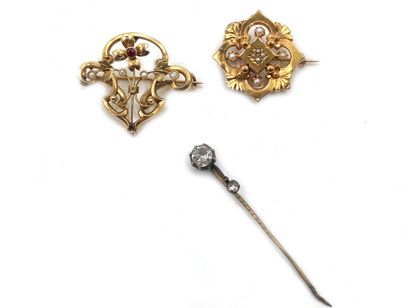 Two brooches in 750 thousandths yellow gold,...