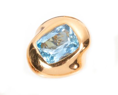 null Ring in 750 thousandths yellow gold, the center with a cushion-shaped aquamarine.
Finger...