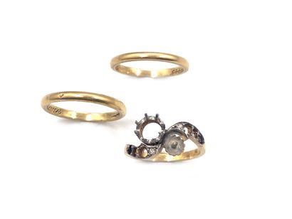 null Lot in 750 thousandths yellow gold comprising two wedding bands and a ring setting.
Gross...