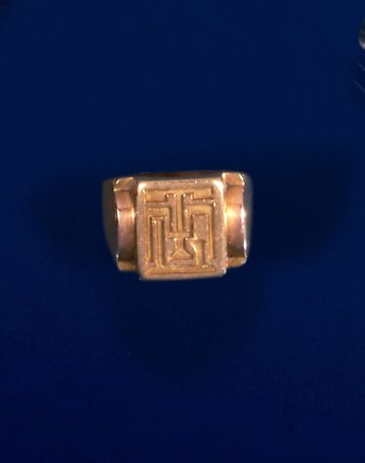 null Yellow gold ring 750 thousandths, the center monogrammed. 
(Worn)
Finger size:...