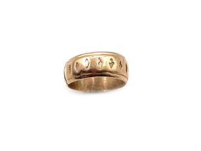null Engraved gilt metal band ring.
(Wear and accidents)
Finger size: 56 
Gross weight:...