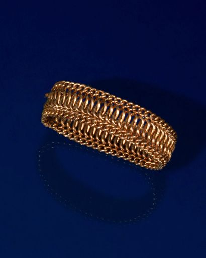 null Bracelet articulé en or jaune 750 millièmes, les maillons ajourés entrelacés.
(Accidents...