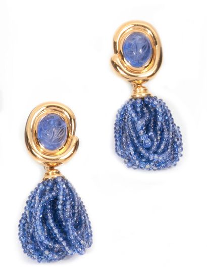 null Pair of earrings in 750 thousandths yellow gold, each set with an engraved cabochon...