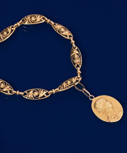 null Bracelet articulé en or jaune 750 millièmes, les maillons ajourés à décor feuillagés,...