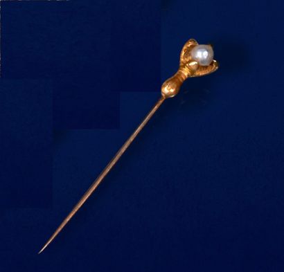 null Tie pin in 750 thousandths yellow gold, the end decorated with claws holding...