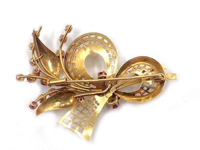 null Brooch in 750 thousandths yellow gold with foliate decoration partially set...