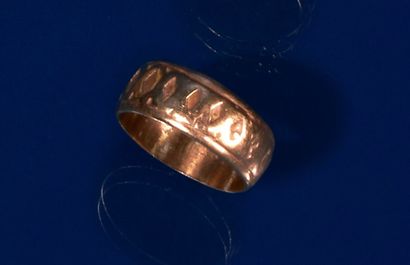 null Engraved gilt metal band ring.
(Wear and accidents)
Finger size: 56 
Gross weight:...