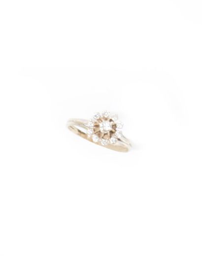 null Ring in 750 thousandths white gold, the center decorated with round brilliant-cut...