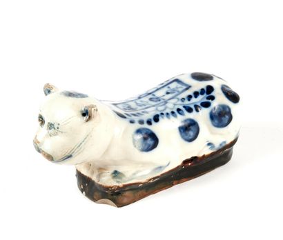 null CHINA, Cizhou kilns - Early 20th century
Porcelain pillow in the form of a reclining...