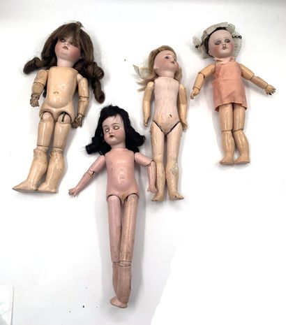 null Lot de quatre poupées, avec tête en biscuit, bouche ouverte dont « LIMOGES »...