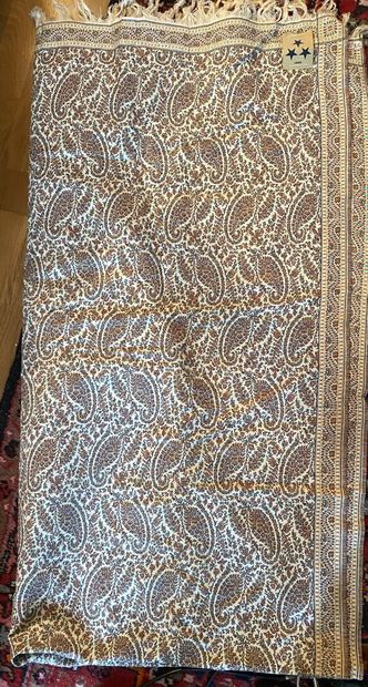 null DEUX GRANDS CHALES à motifs cachemire en laine et coton à fond beige. 
220 x...