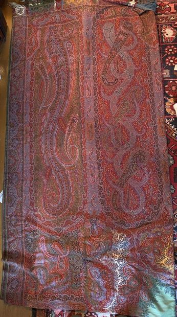null GRAND CHALE à motifs cachemire en laine et coton à fond rouge. 
510 x 160 cm...
