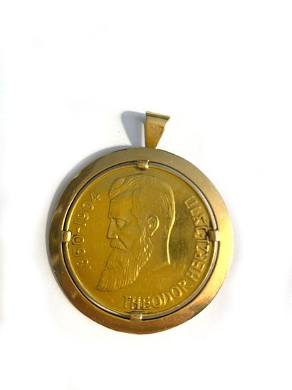 null 18K yellow gold pendant holding a 1948 Israeli gold coin. 
Weight : 23 g 