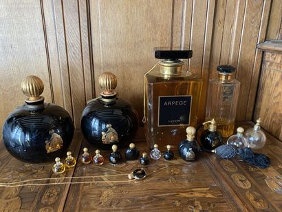 null LANVIN
Ensemble de flacons de parfum de très grand format et miniature, certains...