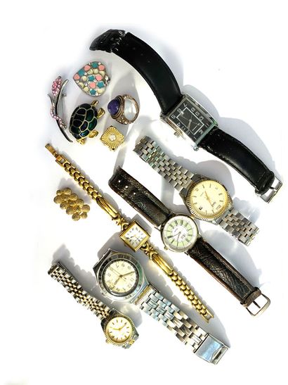null Ensemble de montres bracelet d'homme et bijoux fantaisie en métal. 