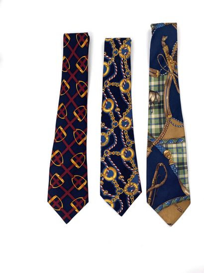 null CELINE et LANCEL
Trois cravates en soie à fond bleu marine à décor d'étriers...