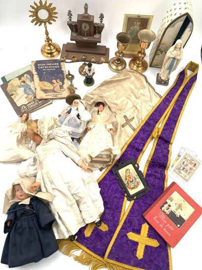 null LOT de poupées, objets miniatures et livres religieux dont :
- autel miniature
-...