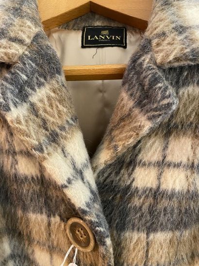null LANVIN
Manteau de dame en laine à carreaux. 
Taille 38/40
Long. 120 cm 