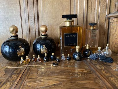 null LANVIN
Ensemble de flacons de parfum de très grand format et miniature, certains...