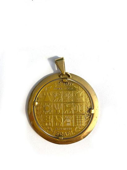 null 18K yellow gold pendant holding a 1948 Israeli gold coin. 
Weight : 23 g 