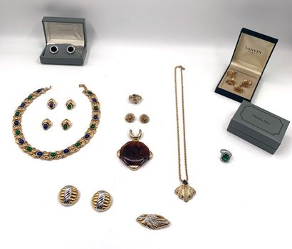 null LANVIN, CHRISTIAN DIOR, et divers
Ensemble de bijoux fantaisie comprenant colliers,...