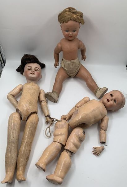 null Trois poupées comprenant : 
- Bébé français, à tête caractérisée en carton,...