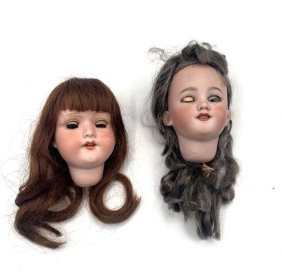 null Deux têtes de poupées comprenant : 
- Tête de poupée allemande en biscuit, bouche...