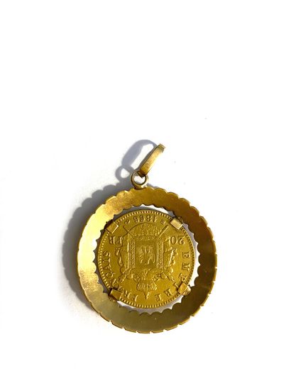 null Pendant holding a gold coin 20 francs Napoleon 1866. 
Weight : 8,6 g 
